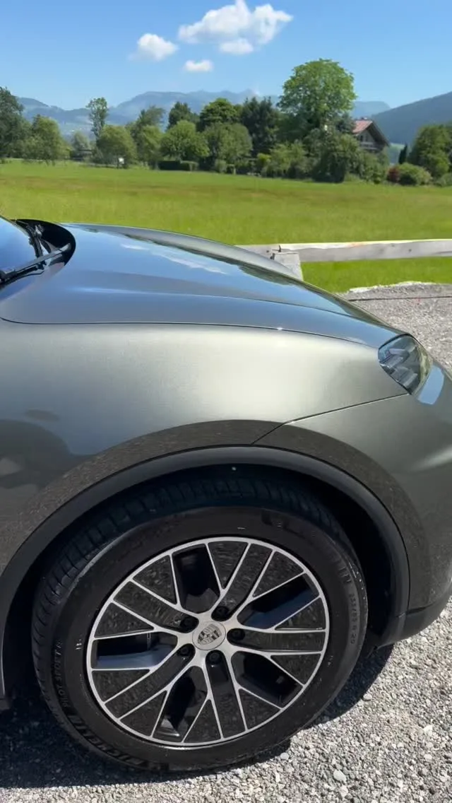 Glänzender grauer Kotflügel und Felge nach der Versiegelung