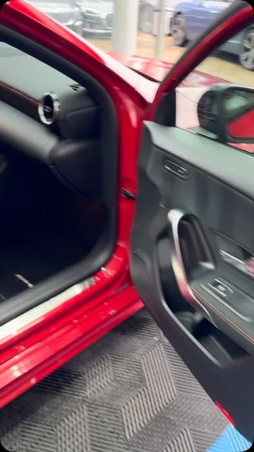 Gereinigte rote Fahrzeugtür von innen mit sauberem Einstieg in der Halle von Saff Car Lounge