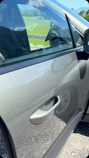 Türgriff und Flanke eines grauen Fahrzeugs nach der Lackkorrektur