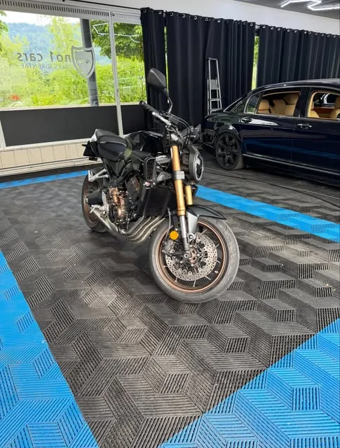 Motorrad in der Halle nach der Wachsversiegelung