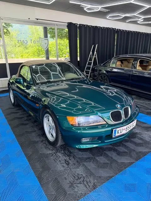 Grüner Roadster nach einstufiger Politur und Wachsversiegelung in der Halle