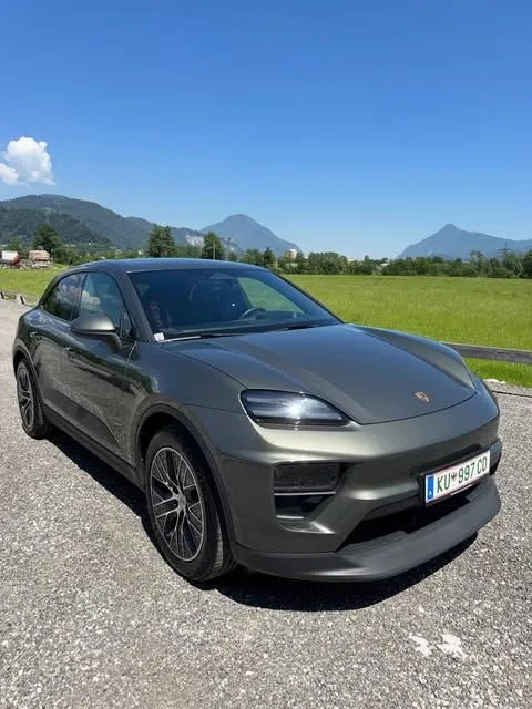 Grauer SUV nach der Innen- und Außenaufbereitung vor Bergkulisse